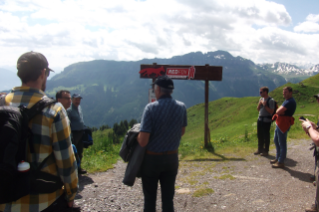 ARGE Schutzwaldtagung SGFV 2024 Exkursion Tourismus Flumserberg Albert Ulmann entflechten Wanderer-Biker.JPG